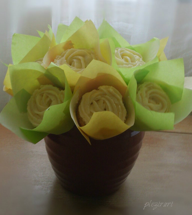 Buchet de cupcakes cu lamaie si mac