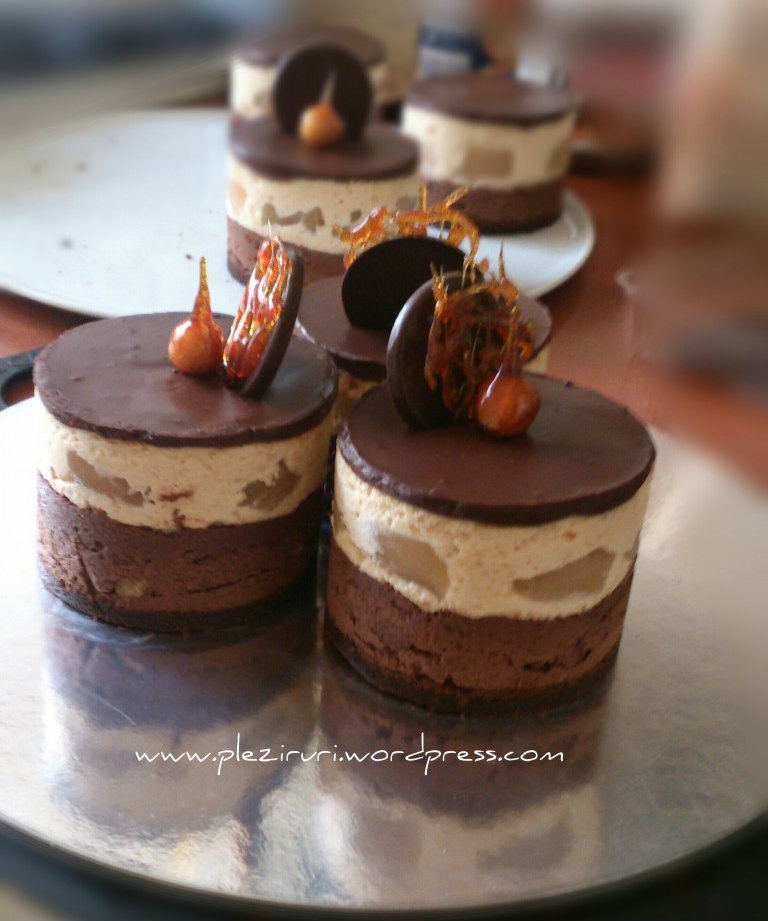 Minitortulete cu ciocolata, pralina de alune si pere