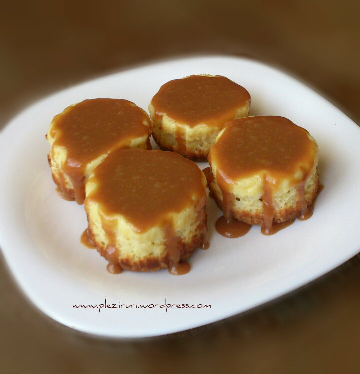 Mini cheesecakes cu sos caramel