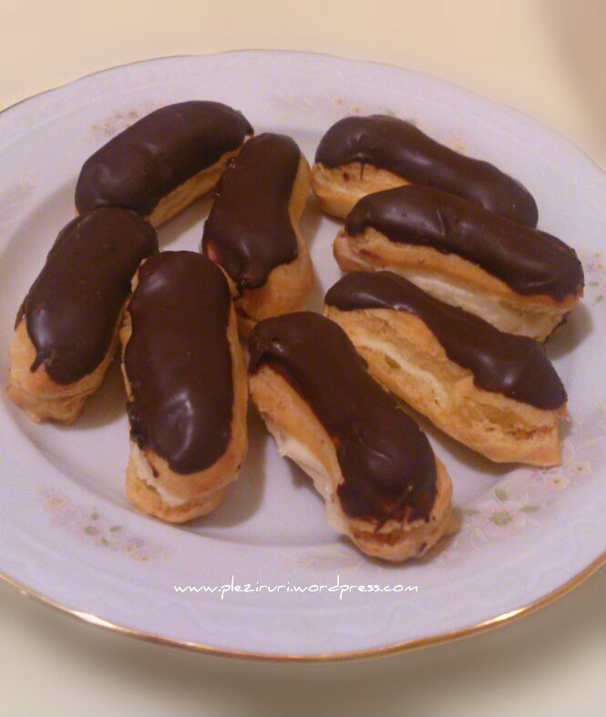 Mini eclere cu crema de vanilie si glazura de ciocolata