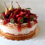 Tort cu fructe, bezea si felii de migdale