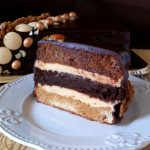 Tort 3 in 1 cu ciocolata, vanilie si nuca