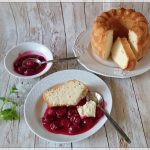 Chec din albusuri cu sos de visine