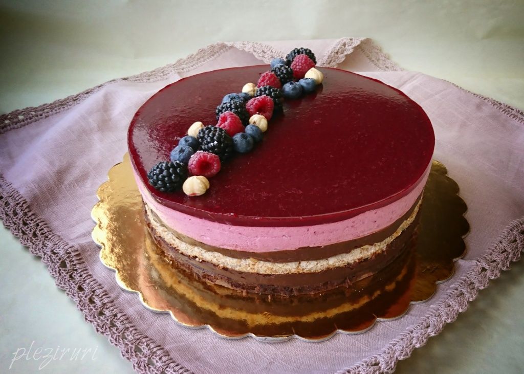 pleziruri-Tort cu ciocolata alune si fructe de padure Tort cu ciocolată, alune și fructe de pădure, întreg, cu glazură de jeleu și decor de fructe de pădure și alune