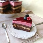 Tort ADI cu ciocolata, alune si fructe de padure