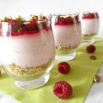 Cheesecake la pahar cu ciocolata alba, zmeura si fistic