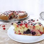 Prajitura cu ricotta, afine si merisoare