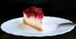 Cheesecake cu sos de fructe de padure