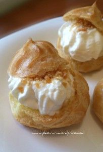 Mini eclere cu crema de vanilie si glazura de ciocolata