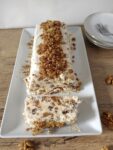 Semifreddo cu nuci caramelizate, felie tăiată, pe platou alb