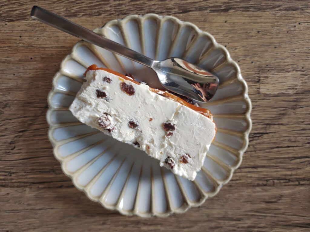 Felie de semifreddo cu stafide, servită pe farfurie decorativă