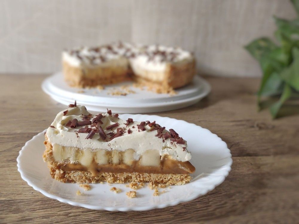 Banoffee pie, felie cu banane, caramel și frișcă cu mascarpone, cu ciocolată răzuită deasupra