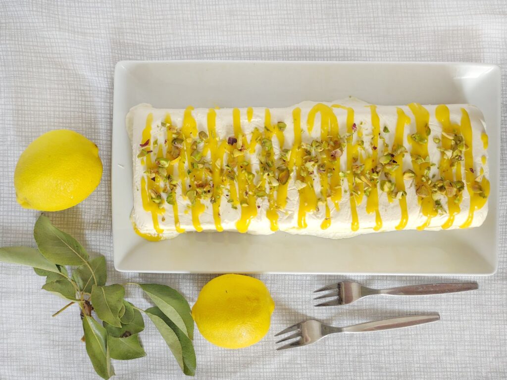 Semifreddo cu lămâie întreg pe platou decorat cu curd de lămâie si fistic 